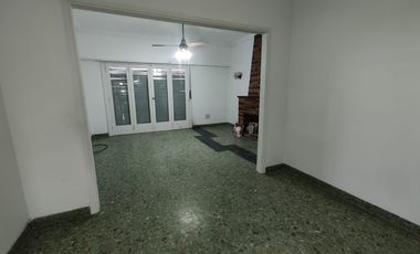 PH de 3 ambientes en impecable estado con galpón de 4x26 - Sarandí