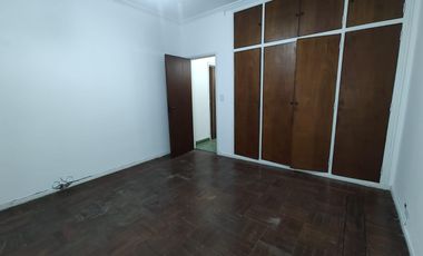 PH de 3 ambientes en impecable estado con galpón de 4x26 - Sarandí