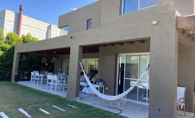 Casa en venta con renta, Barrio Barbarita