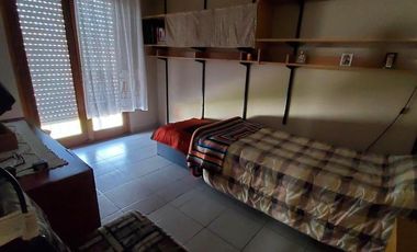 Propiedad en block(monoambiente, galpón chico y chalet 4 ambientes en planta alta) en Solis y Cuba