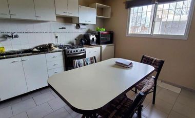 Propiedad en block(monoambiente, galpón chico y chalet 4 ambientes en planta alta) en Solis y Cuba