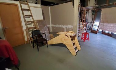 Propiedad en block(monoambiente, galpón chico y chalet 4 ambientes en planta alta) en Solis y Cuba