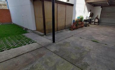 Propiedad en block(monoambiente, galpón chico y chalet 4 ambientes en planta alta) en Solis y Cuba