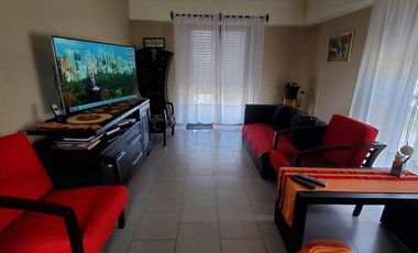 Propiedad en block(monoambiente, galpón chico y chalet 4 ambientes en planta alta) en Solis y Cuba