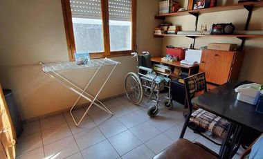 Propiedad en block(monoambiente, galpón chico y chalet 4 ambientes en planta alta) en Solis y Cuba