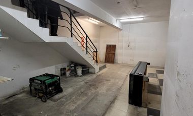 Local en  alquiler - Zona Outlets  - 8 x 16 + entre piso 35m2 - apto todo rubro