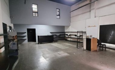 Local en  alquiler - Zona Outlets  - 8 x 16 + entre piso 35m2 - apto todo rubro