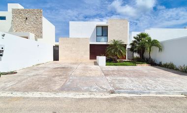 CASA EN RENTA MERIDA, CHOLUL, PRIVADA HACIENDA CHOLUL, DISPONIBLE.