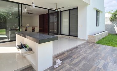 CASA EN RENTA MERIDA, CHOLUL, PRIVADA HACIENDA CHOLUL, DISPONIBLE.