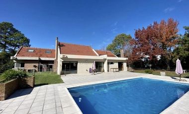 Casa en venta - 4 Dormitorios 4 Baños - Cochera - 2.750Mts2 - Pilar