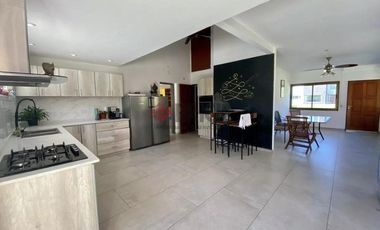 Casa en venta - 4 Dormitorios 4 Baños - Cochera - 2.750Mts2 - Pilar