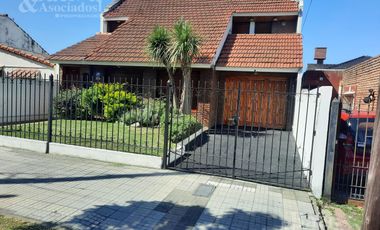 OPORTUNIDAD!! EXCELENTE CHALET EN ZONA RESIDENCIAL Y PREFERENCIAL DE MONTE GRANDE.