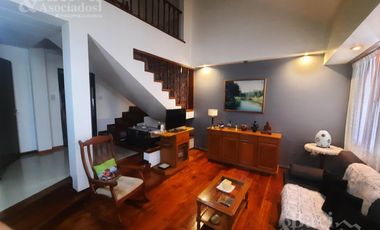 OPORTUNIDAD!! EXCELENTE CHALET EN ZONA RESIDENCIAL Y PREFERENCIAL DE MONTE GRANDE.