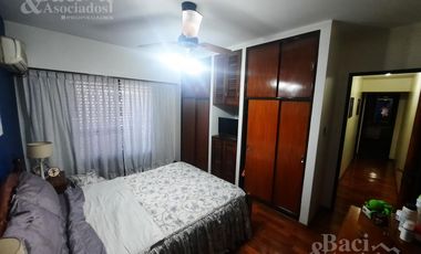 OPORTUNIDAD!! EXCELENTE CHALET EN ZONA RESIDENCIAL Y PREFERENCIAL DE MONTE GRANDE.