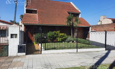 OPORTUNIDAD!! EXCELENTE CHALET EN ZONA RESIDENCIAL Y PREFERENCIAL DE MONTE GRANDE.