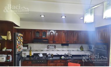 OPORTUNIDAD!! EXCELENTE CHALET EN ZONA RESIDENCIAL Y PREFERENCIAL DE MONTE GRANDE.