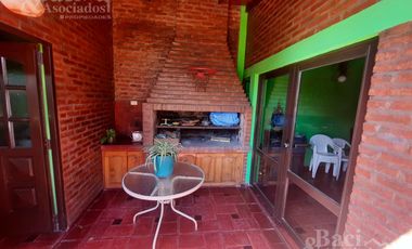 OPORTUNIDAD!! EXCELENTE CHALET EN ZONA RESIDENCIAL Y PREFERENCIAL DE MONTE GRANDE.