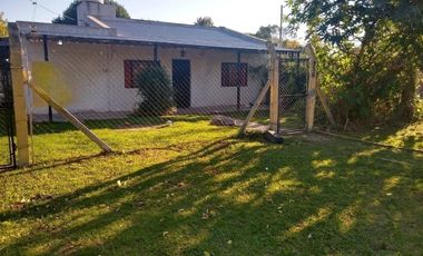 Casa en venta - 4 Dormitorios 2 Baños - Cochera - 489Mts2 - Ángel Etcheverry, La Plata