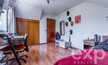 Casa en Venta en Av. La Dehesa con Bernardo Larraín
