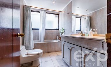 Casa en Venta en Av. La Dehesa con Bernardo Larraín