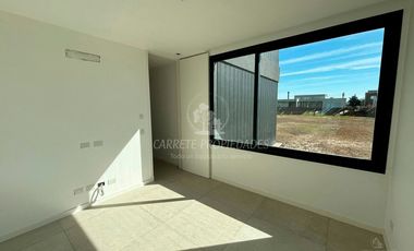 Espectacular Casa de Diseño en Área 5, Barrio San Sebastián. No te la Pierdas!!