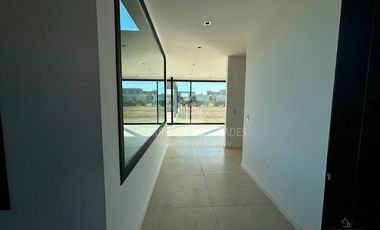 Espectacular Casa de Diseño en Área 5, Barrio San Sebastián. No te la Pierdas!!