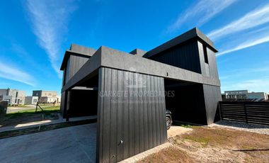 Espectacular Casa de Diseño en Área 5, Barrio San Sebastián. No te la Pierdas!!
