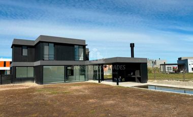 Espectacular Casa de Diseño en Área 5, Barrio San Sebastián. No te la Pierdas!!
