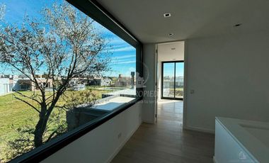 Espectacular Casa de Diseño en Área 5, Barrio San Sebastián. No te la Pierdas!!