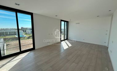 Espectacular Casa de Diseño en Área 5, Barrio San Sebastián. No te la Pierdas!!