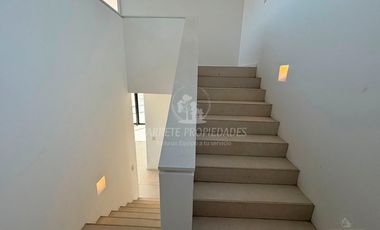Espectacular Casa de Diseño en Área 5, Barrio San Sebastián. No te la Pierdas!!