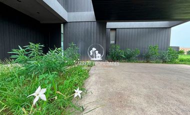Espectacular Casa de Diseño en Área 5, Barrio San Sebastián. No te la Pierdas!!