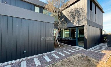 Espectacular Casa de Diseño en Área 5, Barrio San Sebastián. No te la Pierdas!!