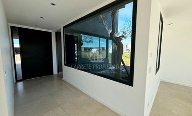 Espectacular Casa de Diseño en Área 5, Barrio San Sebastián. No te la Pierdas!!