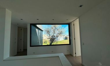 Espectacular Casa de Diseño en Área 5, Barrio San Sebastián. No te la Pierdas!!