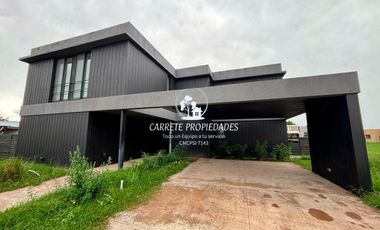 Espectacular Casa de Diseño en Área 5, Barrio San Sebastián. No te la Pierdas!!