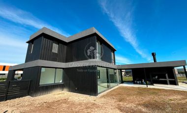Espectacular Casa de Diseño en Área 5, Barrio San Sebastián. No te la Pierdas!!
