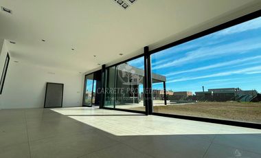 Espectacular Casa de Diseño en Área 5, Barrio San Sebastián. No te la Pierdas!!