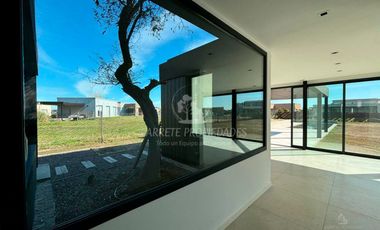 Espectacular Casa de Diseño en Área 5, Barrio San Sebastián. No te la Pierdas!!