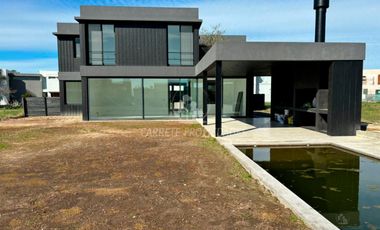 Espectacular Casa de Diseño en Área 5, Barrio San Sebastián. No te la Pierdas!!