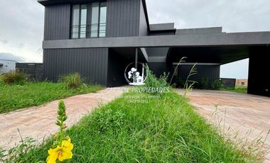 Espectacular Casa de Diseño en Área 5, Barrio San Sebastián. No te la Pierdas!!