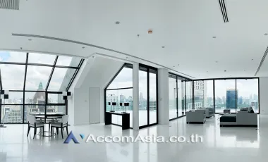 Penthouse,Huge Terrace,Duplex Condo Penthouse for sale in the heart of Bangkok featuring a bright open layout and expansive balcony