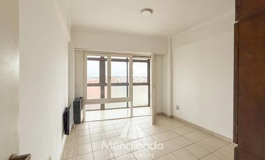 Depto 2 amb. al frente con balcón en Juan B Justo y Buenos Aires