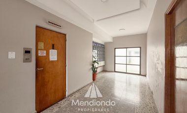 Depto 2 amb. al frente con balcón en Juan B Justo y Buenos Aires