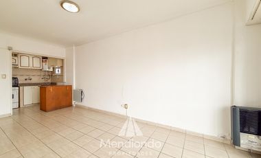 Depto 2 amb. al frente con balcón en Juan B Justo y Buenos Aires