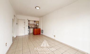 Depto 2 amb. al frente con balcón en Juan B Justo y Buenos Aires