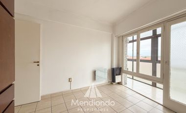 Depto 2 amb. al frente con balcón en Juan B Justo y Buenos Aires