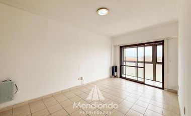 Depto 2 amb. al frente con balcón en Juan B Justo y Buenos Aires