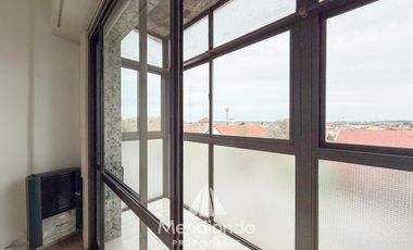 Depto 2 amb. al frente con balcón en Juan B Justo y Buenos Aires