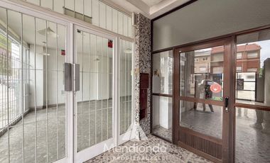 Depto 2 amb. al frente con balcón en Juan B Justo y Buenos Aires